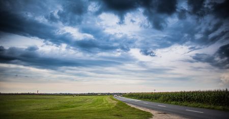 Polska. IMGW zapowiada dziś burze z gradem. Gdzie się pojawią?