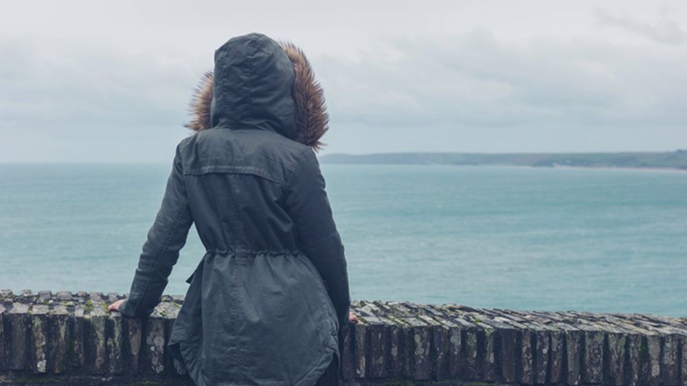 Jesienią zdecyduj się na ocieplaną parkę z futrzanym kapturem, który ochroni cię przed wiatrem