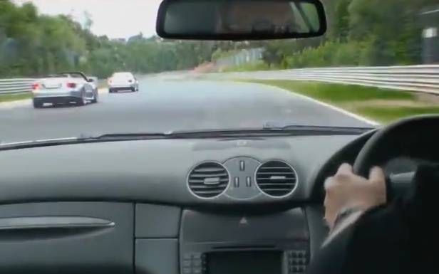 Kim Schmitz za kierownicą swojego Mercedesa (Fot. YouTube.com)