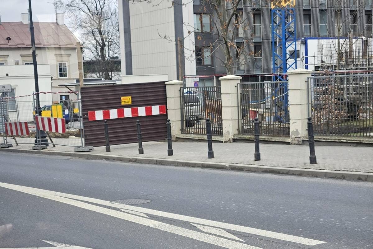 Zamknięty chodnik na ul. 3 Maja w Lublinie