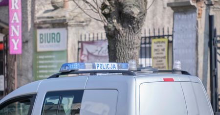 Nalot policjantów na sprzedających nielegalne papierosy obok marketu „NOVA”. Ujawniono blisko 6000 szt