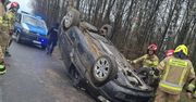 Karpiówka: Auto dachowało. Kierowca był pijany
