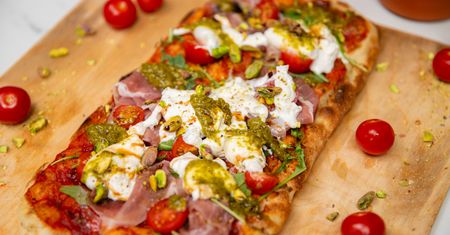 Podaj pinsę w taki sposób, a goście zaniemówią z wrażenia. Zwykła pizza pójdzie w odstawkę