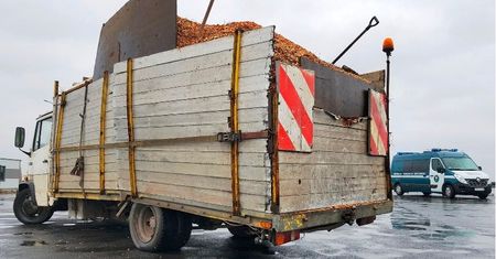 Przeładowany, popsuty i bez tachografu. GITD zatrzymała "śmietnik" na kołach