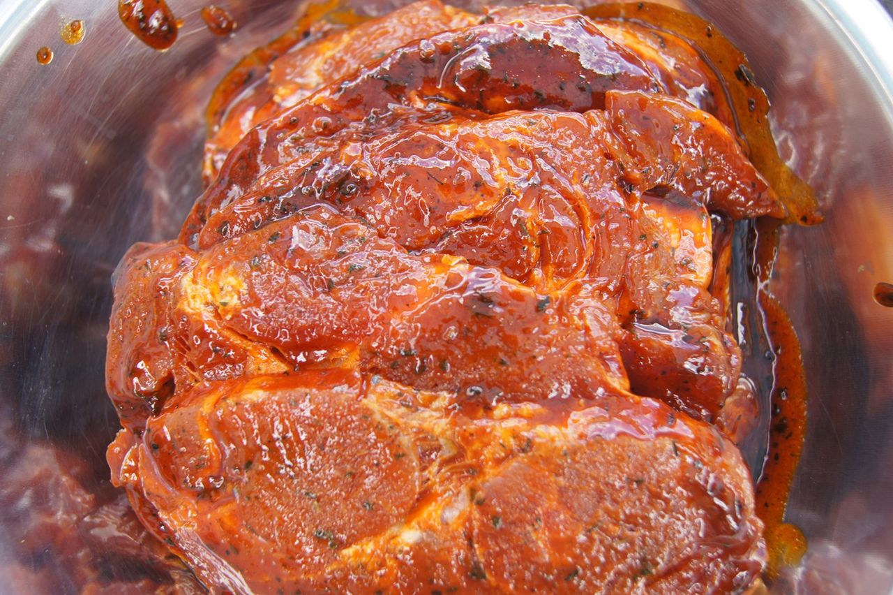 Marynatę do karkówki na grilla robię z popularnego sosu. Mięsko wychodzi kruche i delikatne