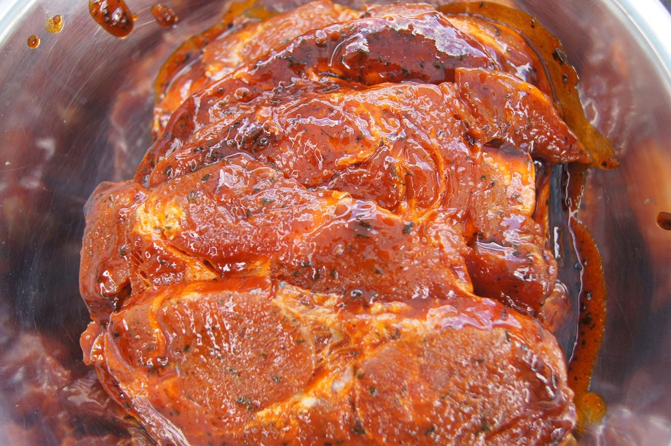 Marynatę do karkówki na grilla robię z popularnego sosu. Mięsko wychodzi kruche i delikatne