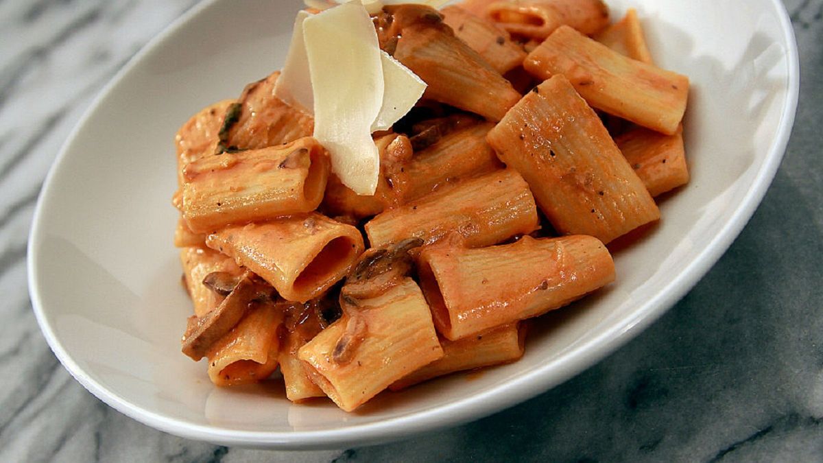 Makaron z pieczarkami w sosie pomidorowym