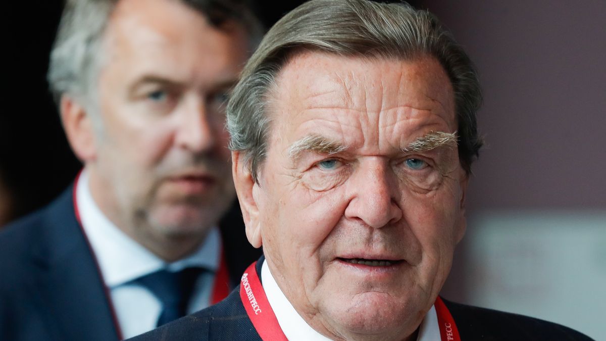 Były kanclerz Niemiec ma silne związki z rosyjskim biznesem. Jak na razie nie odpowiedział na apele, by je zerwał. 