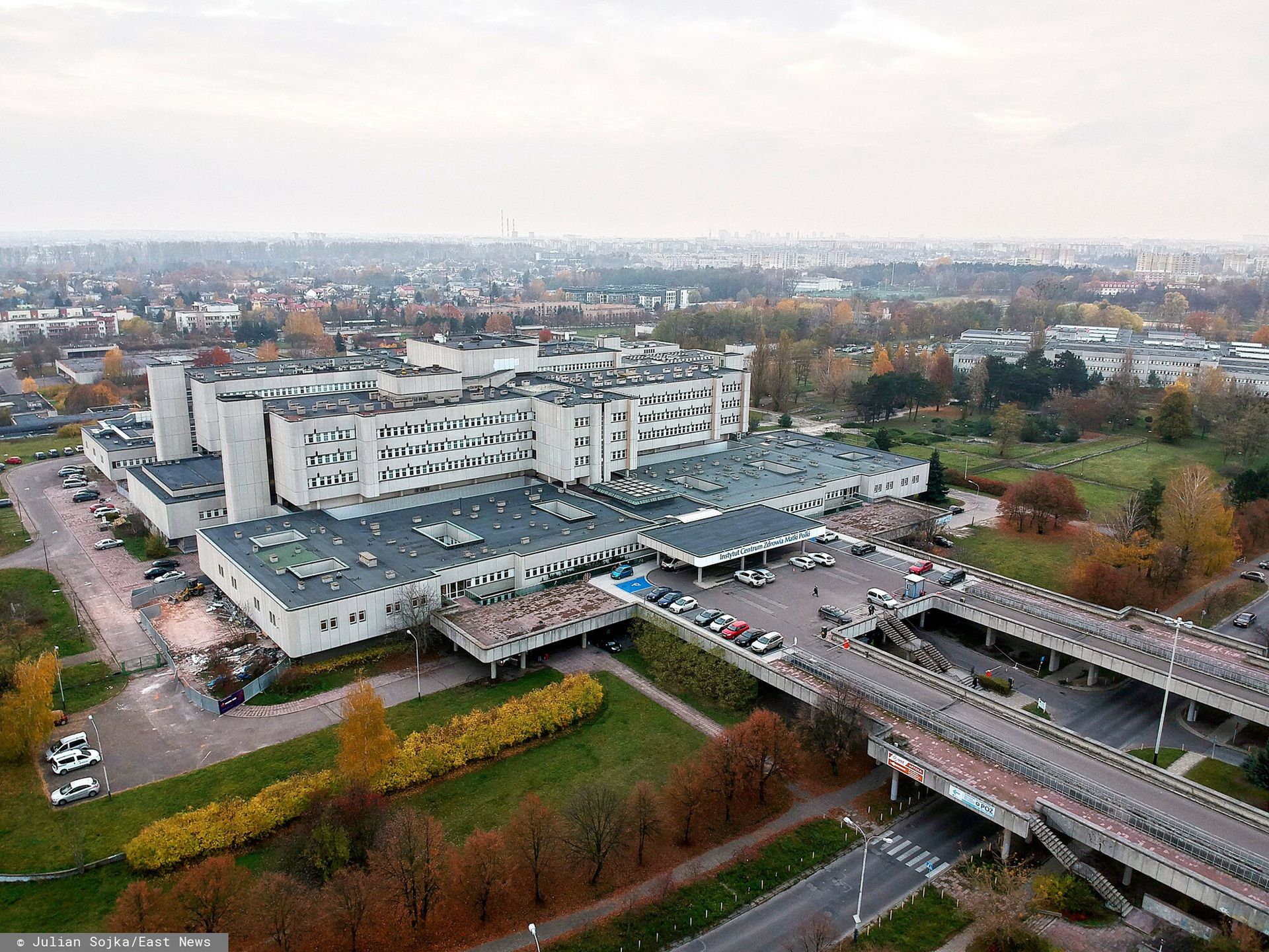 Instytut Centrum Zdrowia Matki PolkiFot. Julian Sojka/East News, Lodz, 13.11.2020. Instytut Centrum Zdrowia Matki Polki - jeden z najwiekszych wysokospecjalistycznych osrodkow medycznych w Polsce i wiodacy osrodek referencyjny trzeciego stopnia w zakresie poloznictwa i neonatologii, ginekologii oraz pediatrii.Julian Sojka