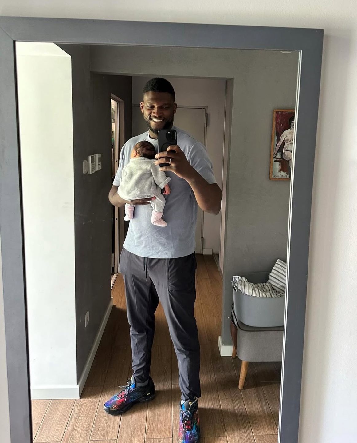 Izu Ugonoh z córką 