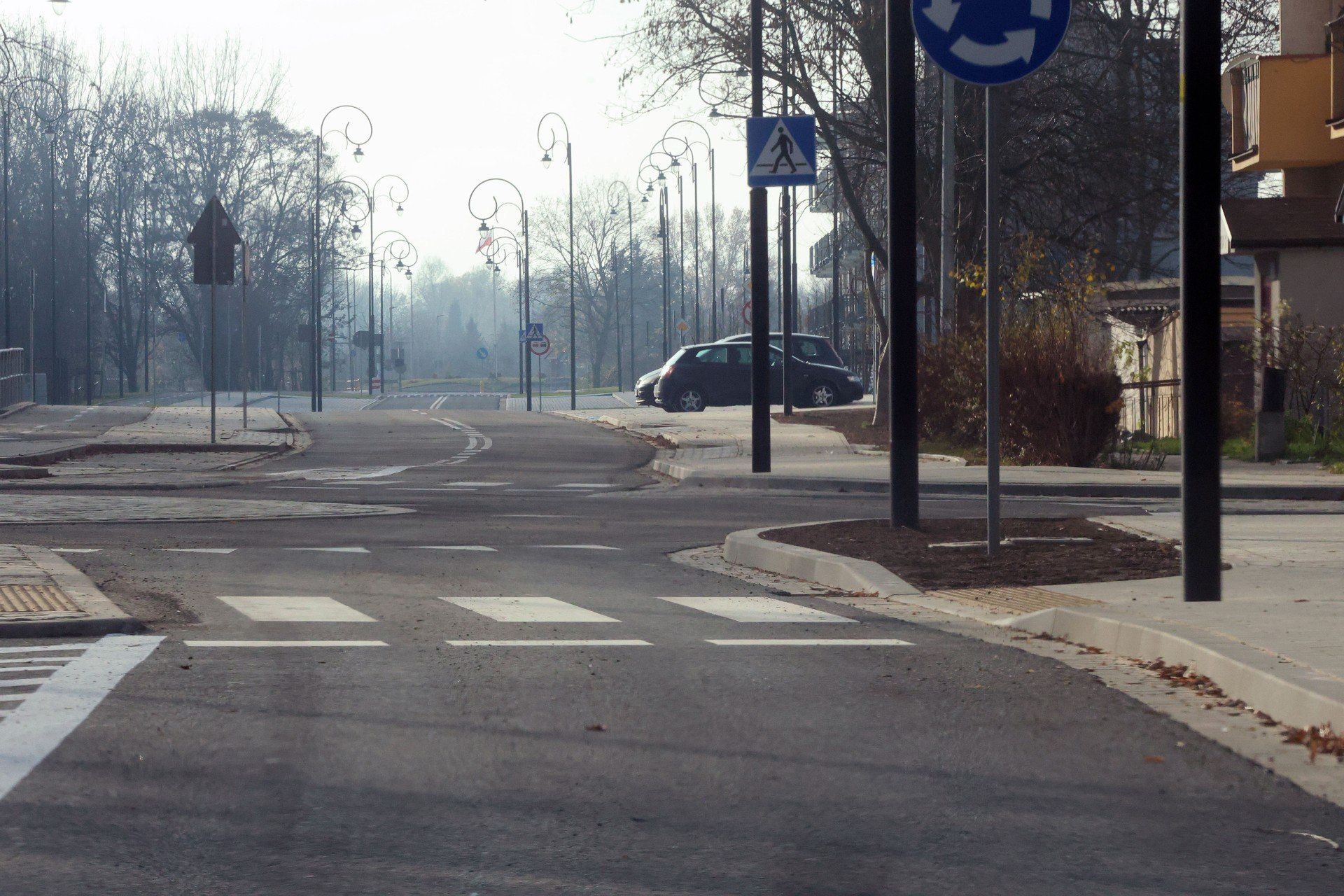 Ulica Mickiewicza w Legnicy jest przejezdna, znaki drogowe temu zaprzeczają, aktualne zdjęcia