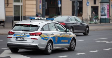 Strażnicy miejscy grożą strajkiem. Trzaskowski dostał ultimatum