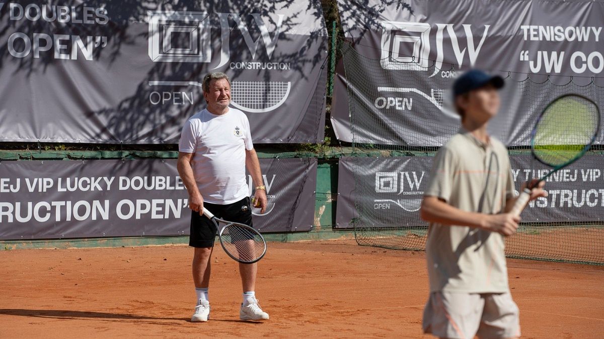 Józef Wojciechowski z synem na tenisowym korcie