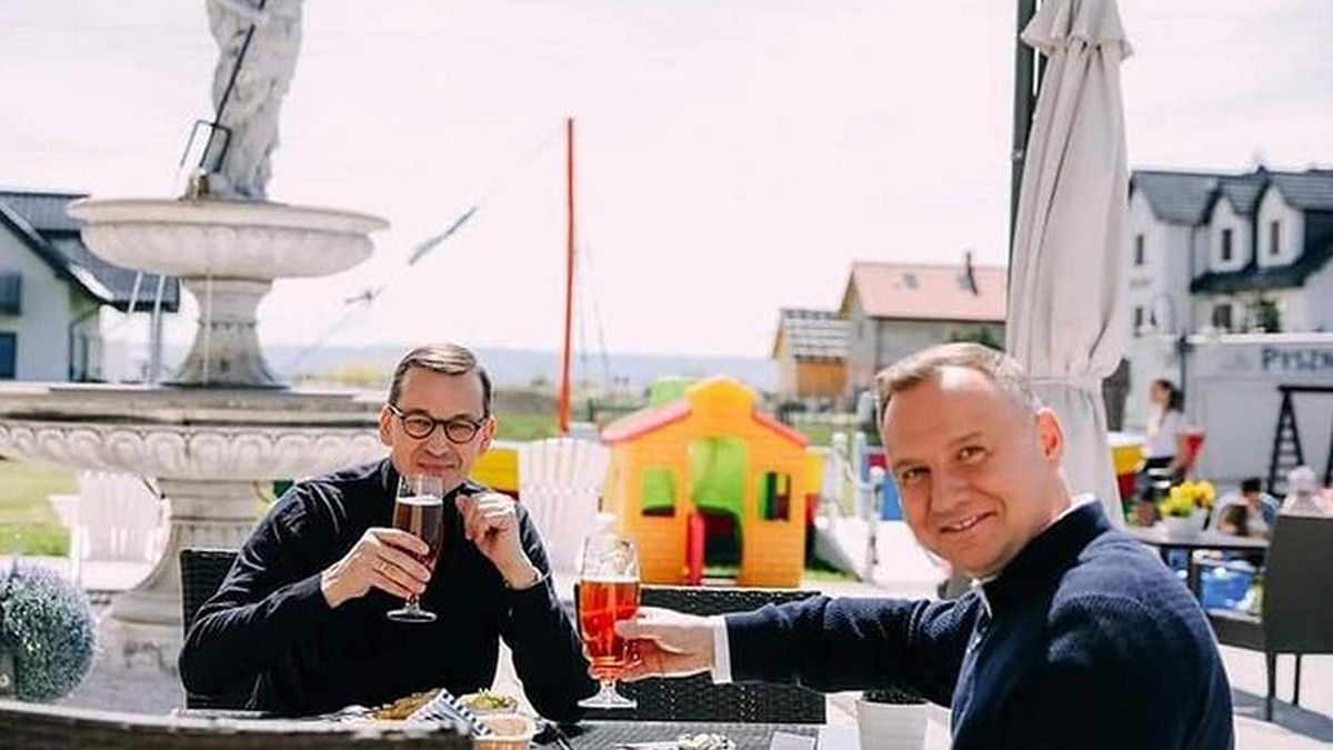 Prezydent i premier na wspólnym piwie. (Zdjęcie: KPRM)
