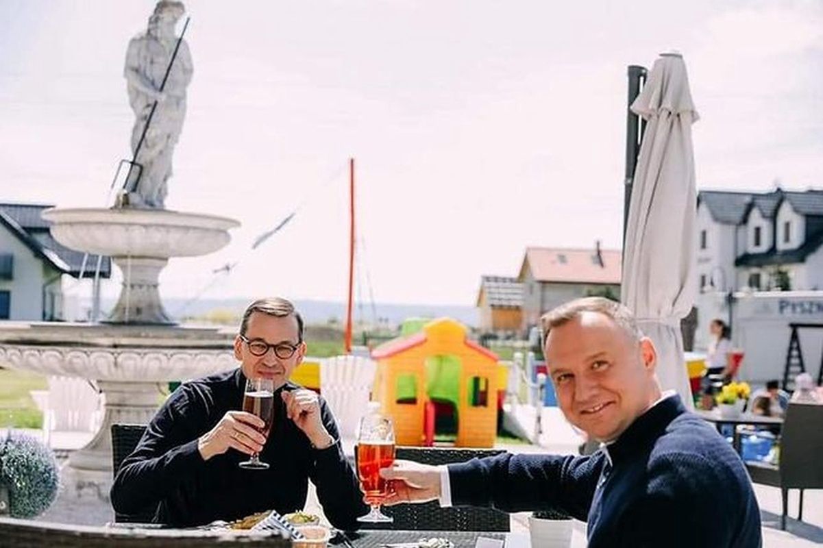 Prezydent i premier na wspólnym piwie. (Zdjęcie: KPRM)