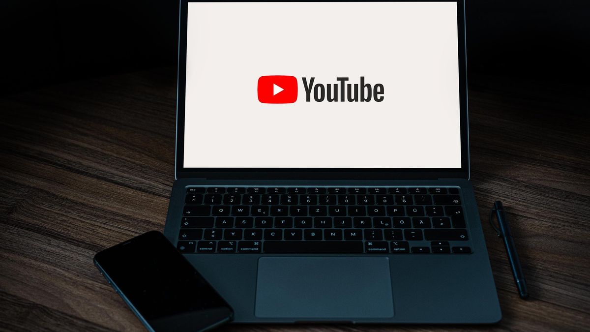 YouTube na ekranie laptopa