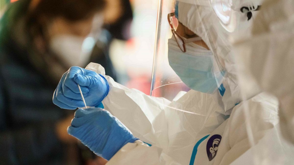 arch44A healthcare worker runs an antigen rapid test for coronavirus during a mass screening to test 100 percent of the town's population in Leon, northern Spain, on February  3, 2021. - The Spanish government is "open" and "enthusiastic" to the idea of using Russia's Sputnik V vaccine in Spain, one of the countries in Europe most affected by the pandemic, once it is authorized by the European Medicines Agency, Health Minister Carolina Darias said today. (Photo by CESAR MANSO / AFP)CESAR MANSO
