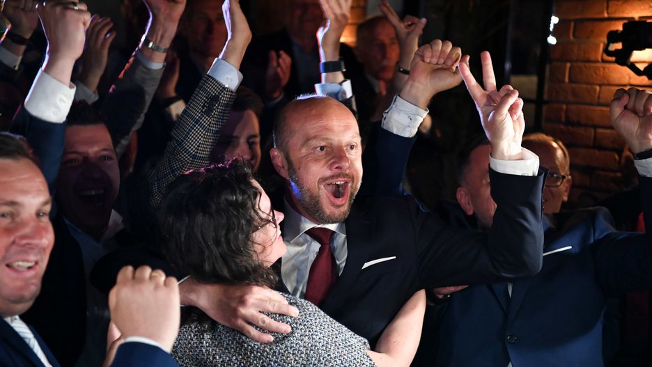 Rzeszów, 13.06.2021. Kandydat w przedterminowych wyborach na prezydenta Rzeszowa wiceprzewodniczący Rady Miasta Rzeszowa Konrad Fijołek (C) wraz z żoną Magdaleną Fijołek (2L) w swoim sztabie wyborczym w Rzeszowie, 13 bm. Według wyników Exit poll Konrad Fijołek zdobył 55,8 proc. głosów. Oficjalne wyniki wyborów będą znane i przedstawione przez PKW dopiero po policzeniu głosów ze wszystkich komisji wyborczych. (kf) PAP/Darek Delmanowicz