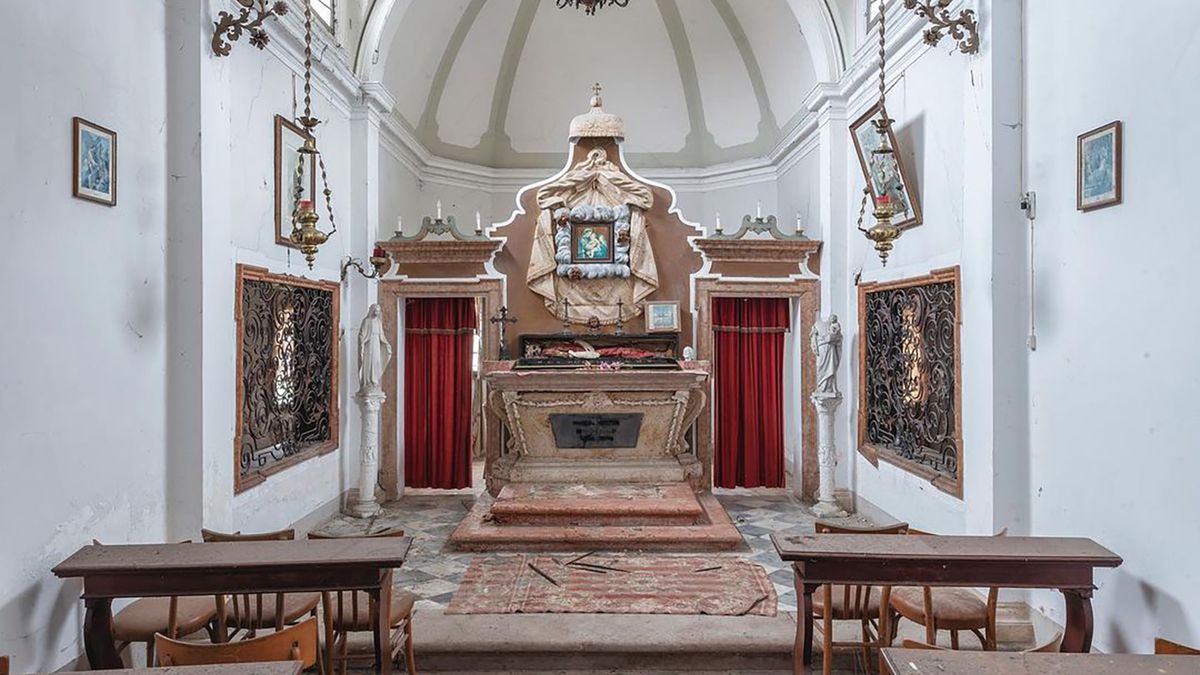 Najpiękniejsze opuszczone kościoły Europy na zdjęciach Francisa Mesleta 1