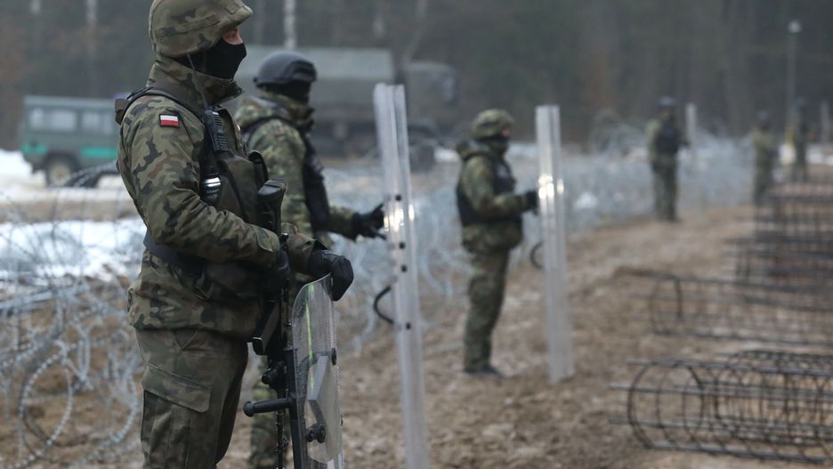 Migranci uciekali Straży Granicznej. Po 30 kilometrach auto uderzyło w przydrożny krzyż 