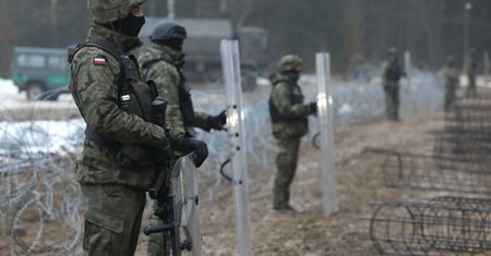 Migranci uciekali Straży Granicznej. Po 30 kilometrach auto uderzyło w przydrożny krzyż