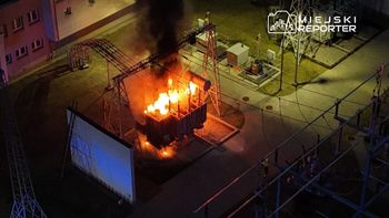 Warszawa. Pożar transformatora na Grochowie. Kłęby czarnego dymu widziane z wielu kilometrów