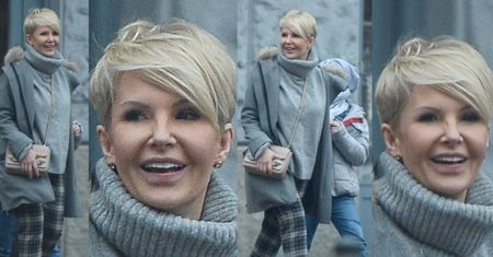 Wypoczęta Racewicz pozdrawia paparazzi i idzie z synem do restauracji (ZDJĘCIA)
