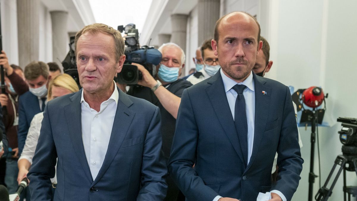 Donald Tusk po spotkaniu z Klubem Parlamentarnym PO13.10.2021  Warszawa Spotkanie Donalda Tuska przewodniczacego Platformy Obywatelskiej z Klubem Parlamentarnym PO fot. Andrzej Iwanczuk/REPORTERn/z: Donald Tusk, Borys BudkaAndrzej Iwanczuk/REPORTER