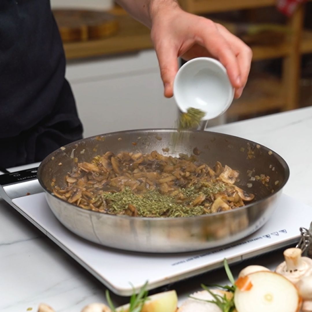 Smak mieszanki z patelni podkręcam przy pomocy estragonu