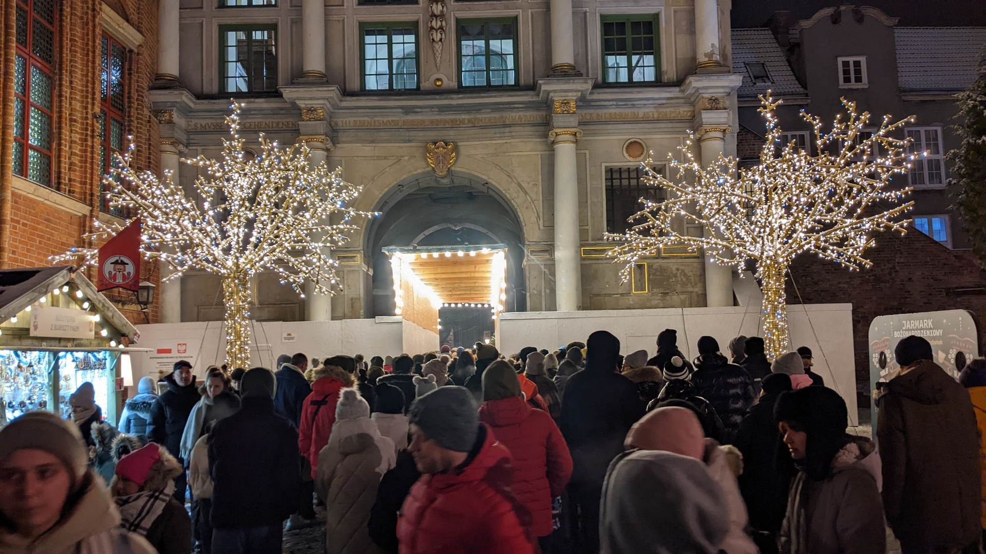 W trakcie trwania jarmarku świątecznego przejście Złotą Bramą graniczy z cudem - zdjęcie z 2023 r.