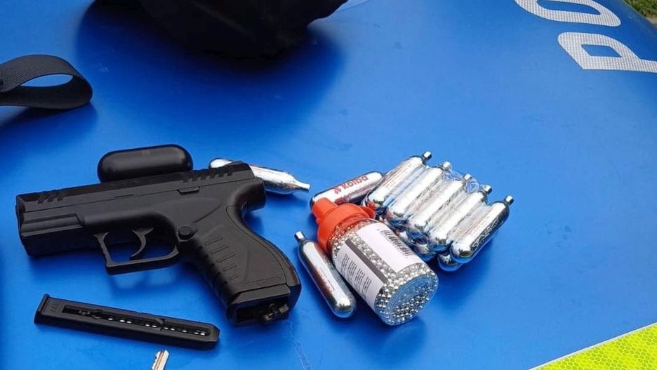 Przy mężczyźnie policjanci znaleźli broń pneumatyczną.  Fot. Policja Tarnowskie Góry