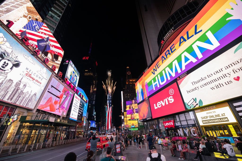 Fajerwerki na Times Square pojawiły się w tym tygodniu niespodziewanie. Burmistrz nie chciał, by mieszkańcy się gromadzili