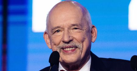 Janusz Korwin-Mikke jest zadłużony w ZUS, ale i tak dostaje DWIE EMERYTURY. "Zacząłem pobierać, jak zaczęli mnie golić"