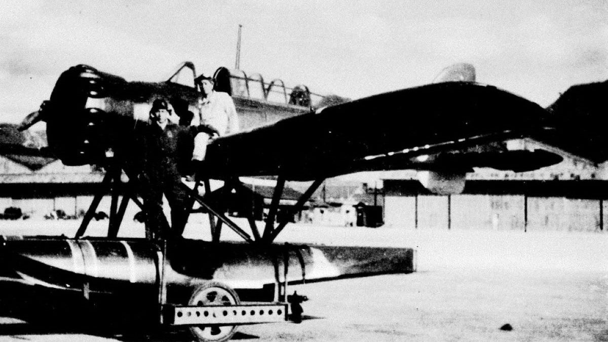Nobuo Fujita przy samolocie Yokosuka E14Y1