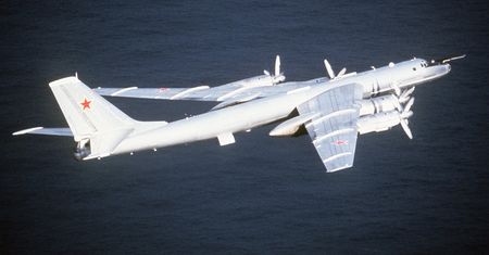 Tu-142 zrzucił boje sonarowe w pobliżu lotniskowca. Reagowały F-35