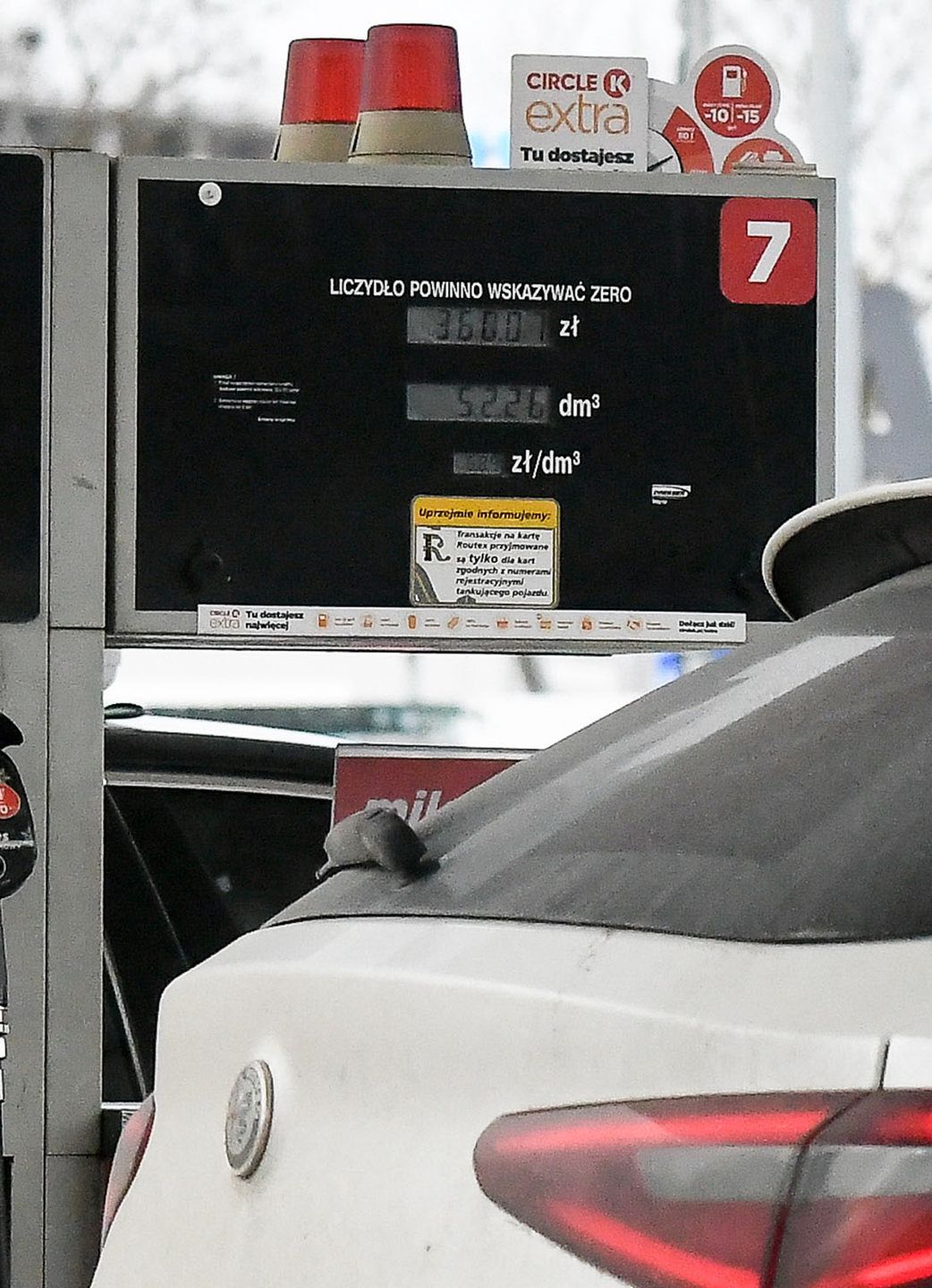 Grażyna Torbicka na stacji benzynowej