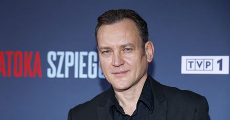 Zmienił swoje życie po rozstaniu z córką premiera. Znowu gra w serialu