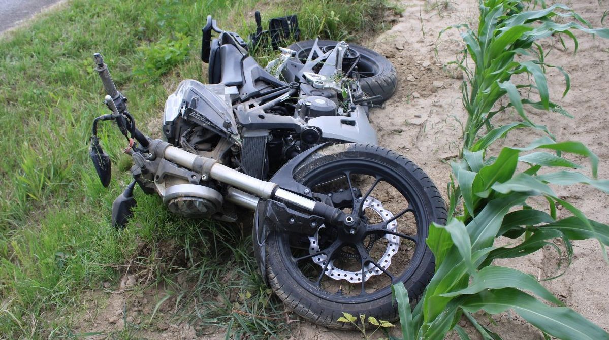Motocyklista stracił panowanie nad jednośladem. Skończyło się upadkiem