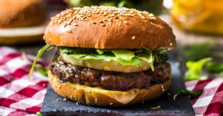 Hamburger wołowy z ostrym sosem remoulade