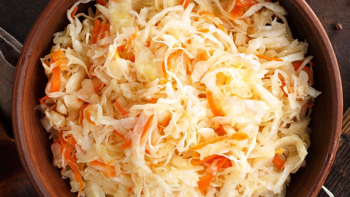Kiszona kapusta powinna być ważnym elementem diety jesienią. 