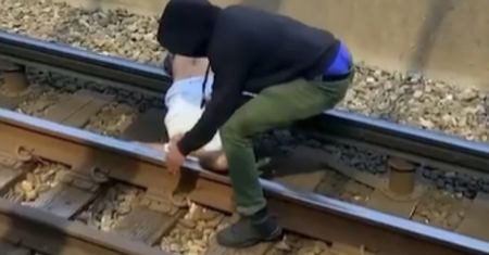 Stracił przytomność i leżał na szynach. Zginąłby, gdyby nie przechodzień