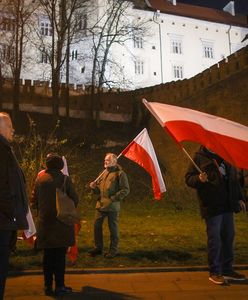 Pierwsza taka miesięcznica. PiS na Wawelu bez policyjnej obstawy