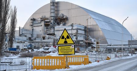 Po ataku dronów Czarnobyl traci kluczową barierę bezpieczeństwa. MAEA ostrzega, eksperci studzą emocje