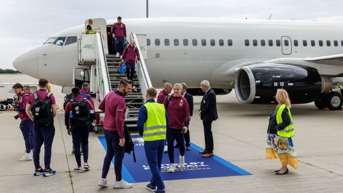 reprezentacja Anglii wysiadająca z samolotu