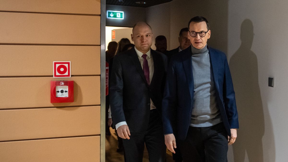 Lublin, 10.02.2024. Wiceprezes PiS Mateusz Morawiecki (P) oraz kandydat PiS na prezydenta Lublina, dyrektor Oddziału Instytutu Pamięci Narodowej w Lublinie Robert Derewenda (L) podczas konferencji prasowej w Lubelskim Centrum Konferencyjnym, 10 bm. Konferencja dot. prezentacji kandydatury Roberta Derewendy na prezydenta Lublina. (jm) PAP/Wojtek Jargiło