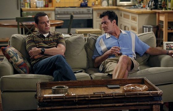 TVN7 wyemituje ósmy sezon serialu „Dwóch i pół”