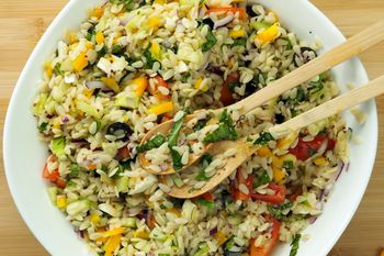 Lekka sałatka na pierwszy dzień wiosny. Nawet gdybyś zrobił ją w wannie, to zniknęłaby w mig