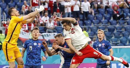 Wstyd. Samobój, czerwona kartka. Blamaż w meczu otwarcia