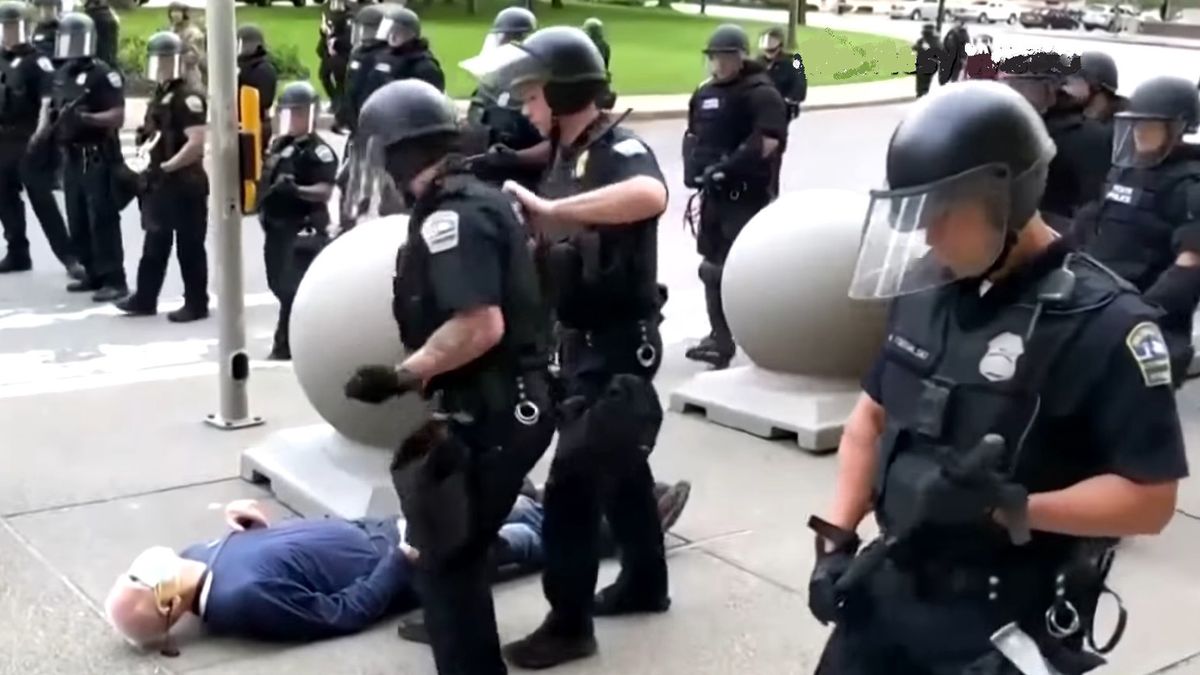 W Buffalo policjanci powalili na ziemię bezbronnego emeryta.