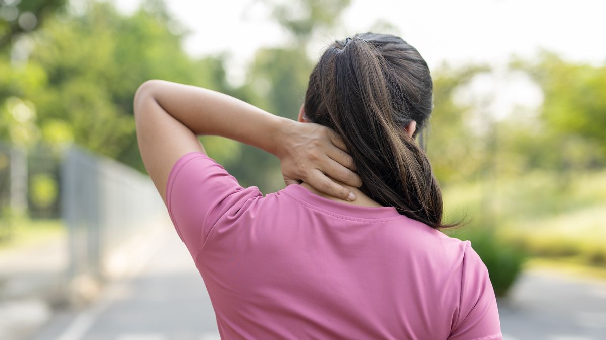 Kobieta rozciąga szyję